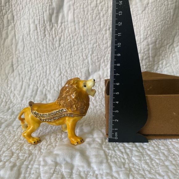 Trinket box metal fancy lion with rhinestones - Picture 1 of 4